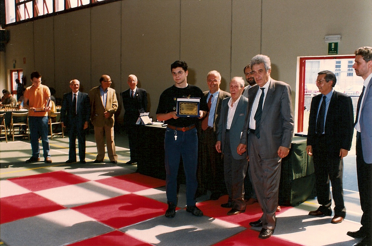 Daniele Vismara premiato come giovane promessa da Zichichi, Paoli e il M.I. Francesco Scaffarelli premiato nel 1990