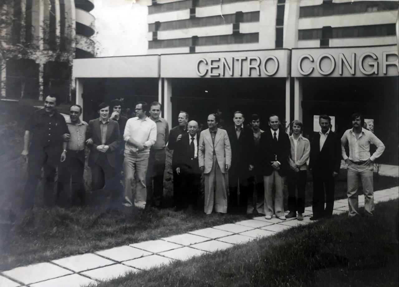 1975 Torneo di Milano da sx Petrosian, Palladino,Karpov, Mariotti, riconoscibili Paoli, Ferrantes, Tal, il più piccolo è Bela Thoth.